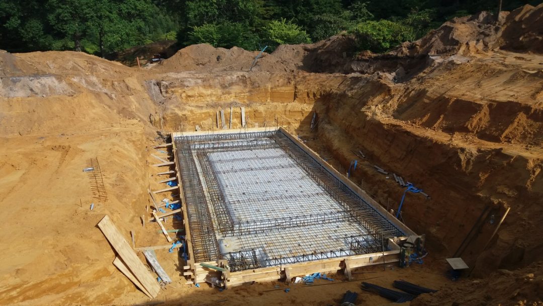 formwork-and-steel-in-place-for-raft-foundation-concrete-pour-thermohouse